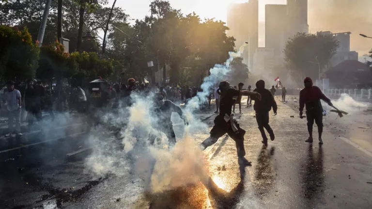 ইন্দোনেশিয়ায় কাউন্সিল ভবনে বিক্ষোভকারীদের আগুন, নিহত ৩