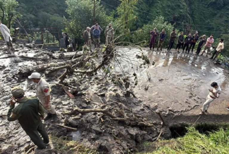 জম্মু-কাশ্মীরে বন্যা ও ভূমিধসে কমপক্ষে ১১ জনের মৃত্যু