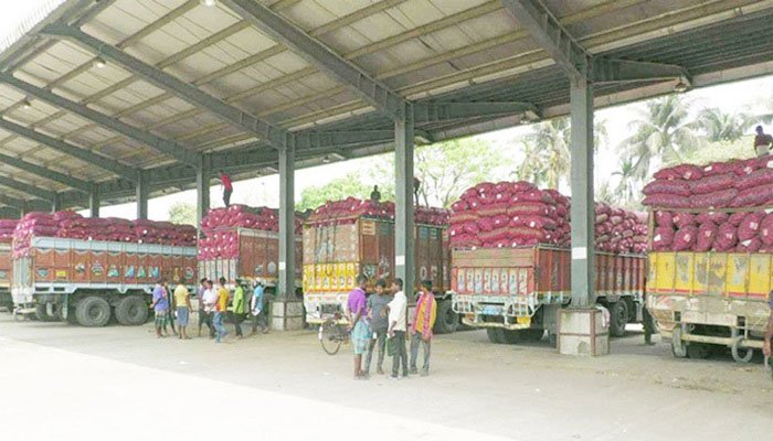 বেনাপোল দিয়ে এলো ৬০ টন পেঁয়াজ, বাজারে কমছে দাম