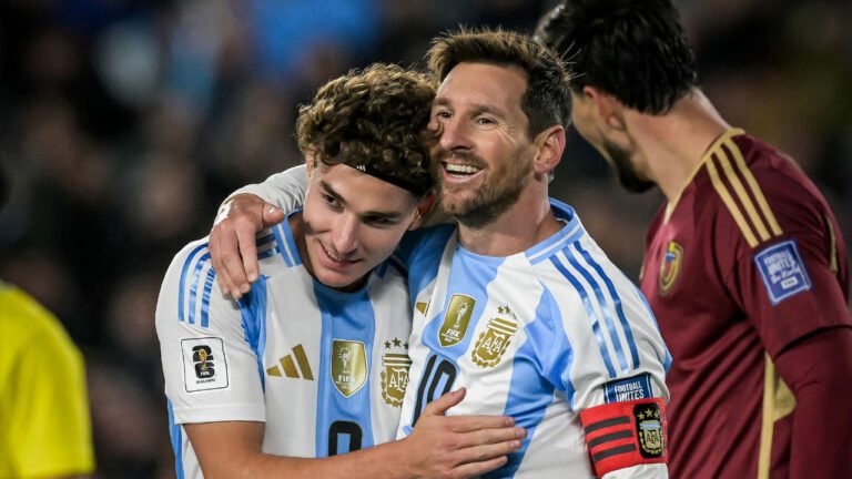 মেসির হাসি-কান্না ও জোড়া গোলের পর আর্জেন্টিনার বড় জয়