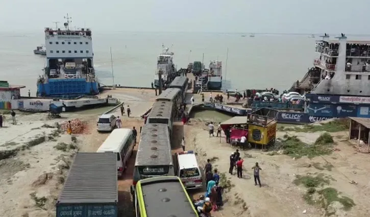 পাটুরিয়া-দৌলতদিয়া নৌরুটে নাব্য সংকটে ফেরি চলাচল ব্যাহত