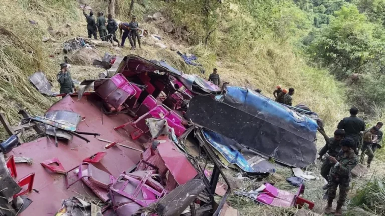 শ্রীলঙ্কায় বাস দুর্ঘটনায় নিহত ১৫