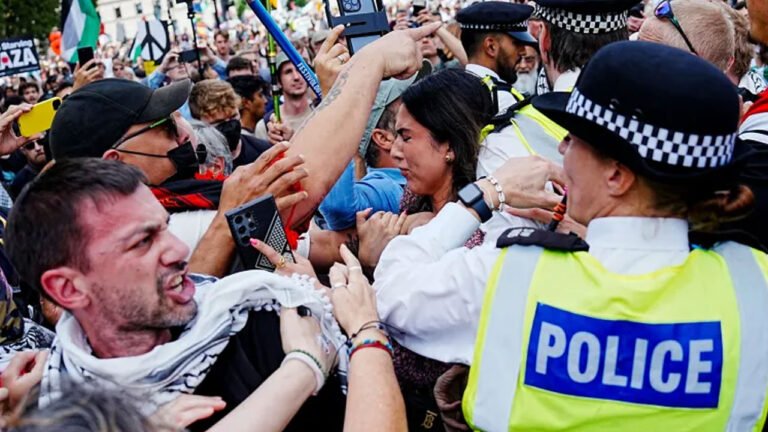 লন্ডনে পুলিশের সঙ্গে বিক্ষোভকারীদের সংঘর্ষ, গ্রেপ্তার ৪ শতাধিক