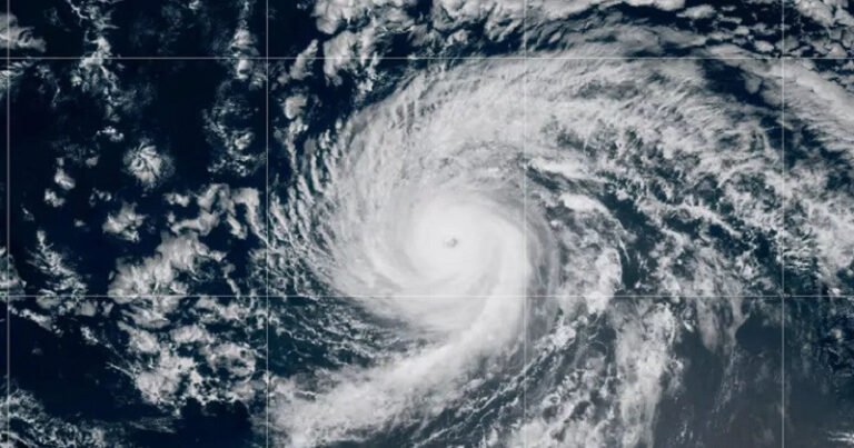 হাওয়াইয়ের দিকে ধেয়ে আসছে শক্তিশালী ঝড় ‘কিকো’,জরুরি সতর্কতা জারি