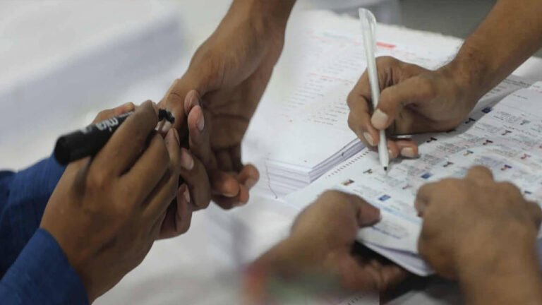 উৎসবমুখর শান্তিপূর্ণ পরিবেশে চলছে ডাকসুর ভোট