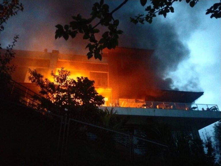 নেপালের পর্যটন এলাকা চন্দ্রগিরির কেবল কারে আগুন দিল বিক্ষোভকারীরা