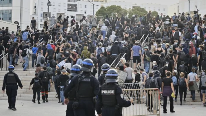 ফ্রান্সে জোরালো হচ্ছে ‘ব্লক এভরিথিং’ আন্দোলন, ৮০ হাজার পুলিশ মোতায়েন