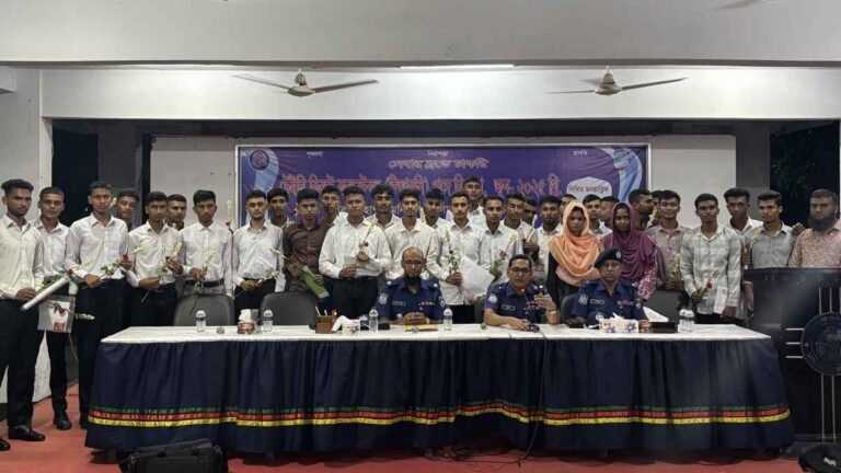 ঘুষ–তদবির ছাড়া পুলিশের চাকরি, আনন্দাশ্রুতে ভিজল ২৮ তরুণ-তরুণী