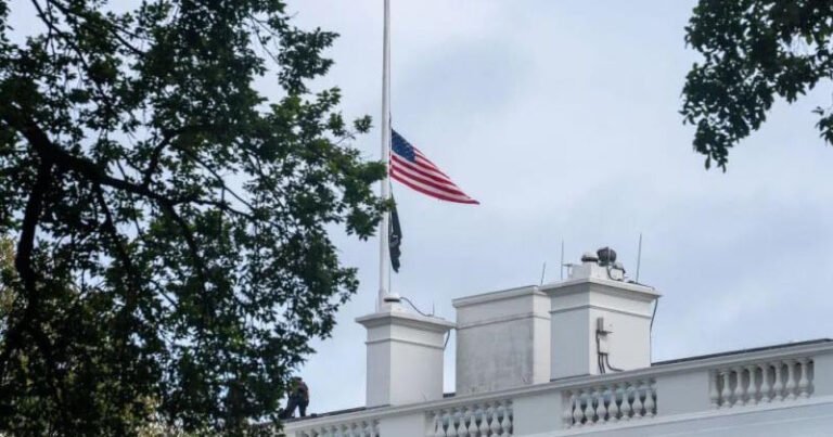 চার্লি কার্ককে সম্মান জানাতে মার্কিন জাতীয় পতাকা অর্ধনমিত