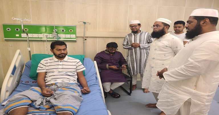 ঢামেকে চিকিৎসাধীন নুরুল হক নুরকে দেখতে গেলেন মাওলানা হাসানাত আমিনী