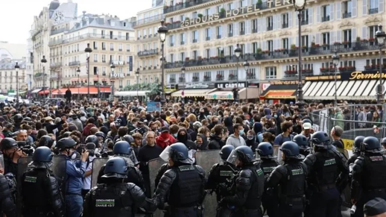 ফ্রান্সে ‘ব্লক এভরিথিং’ আন্দোলনে তীব্র উত্তেজনা, আটক অন্তত ৬৭৫ জন