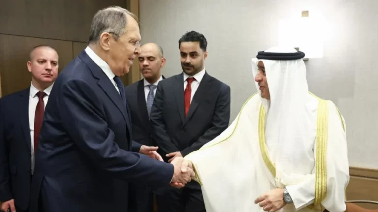 ইসরায়েলি হামলার পর দোহায় ল্যাভরভের সঙ্গে কাতারের মন্ত্রীর বৈঠক