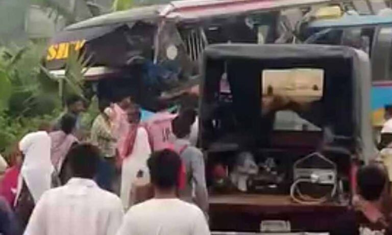 ভালুকায় দুই বাসের সংঘর্ষে নিহত ২