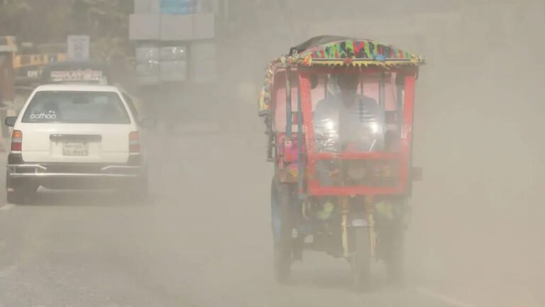 ঢাকার বায়ুমানে অবনতি, দূষণের শীর্ষে লাহোর