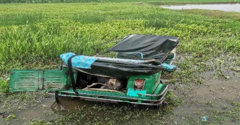 আখাউড়ায় ট্রেনের ধাক্কায় অটোরিকশার চালকসহ নিহত ২