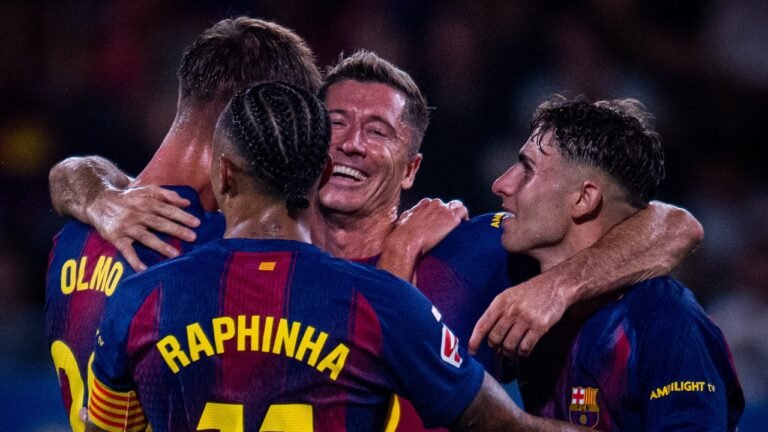 ঘরের মাঠে বার্সার দাপুটে জয়