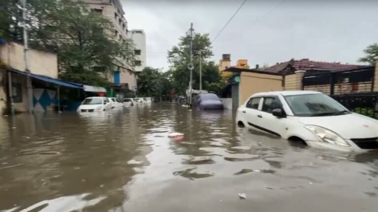 ভারী বৃষ্টিতে কলকাতায় বন্যা, প্রাণ গেল ৮ জনের
