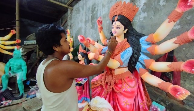 তুলির আঁচড়ে সাজছে প্রতিমা, অপেক্ষা মণ্ডপে তোলার