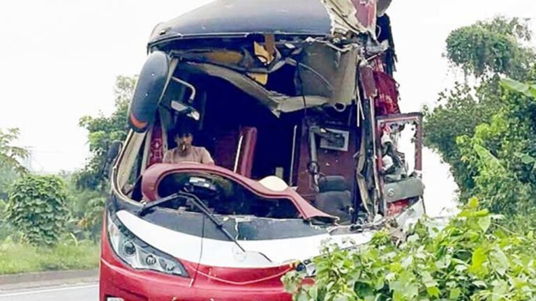 মীরসরাইয়ে কাভার্ডভ্যানকে বাসের ধাক্কা, নিহত ১, আহত ৯