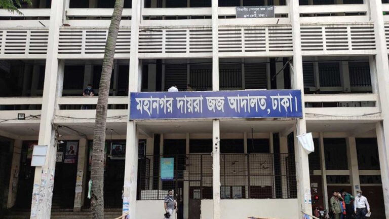 কাঠগড়ায় স্বামীকে দেখে কাঁদলেন নাঈমুর রহমান দুর্জয়ের স্ত্রী