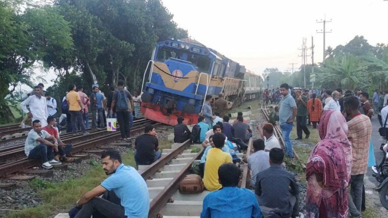 ‎ভাঙ্গুড়ায় ট্রেনের বগি লাইনচ্যুত, ৩ ঘণ্টা ধরে ট্রেন চলাচল বন্ধ 