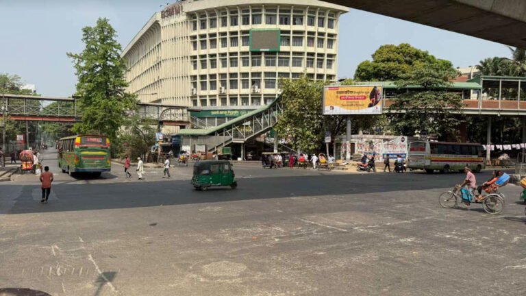 ঢাকার বায়ুমান সহনীয় পর্যায়ে, দূষণের শীর্ষে লাহোর