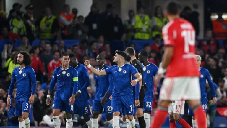 আত্মঘাতী গোলে চেলসির প্রথম জয়, অস্বস্তি পেদ্রোর লাল কার্ড