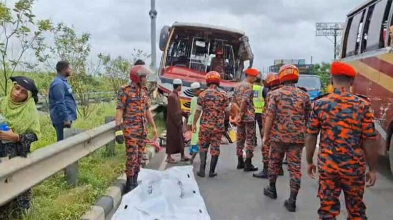 ঢাকা-মাওয়া এক্সপ্রেসওয়েতে বাস দুর্ঘটনায় নিহত ১, আহত অন্তত ৮