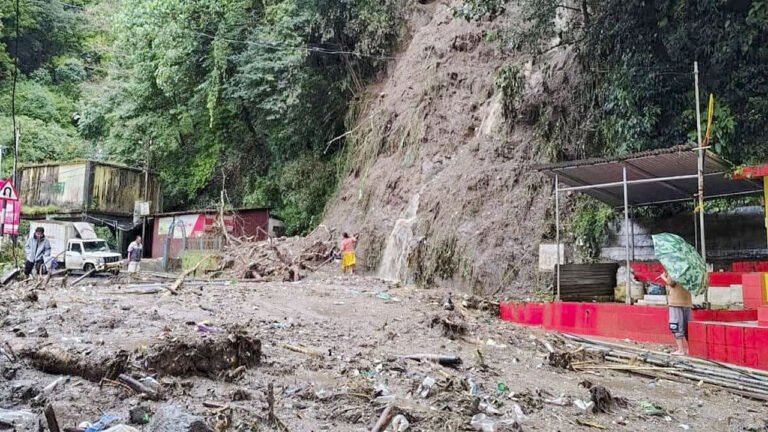 দার্জিলিংয়ে ব্যাপক বর্ষণ-পাহাড়ধস : নিহত ২০, আটক বহু পর্যটক