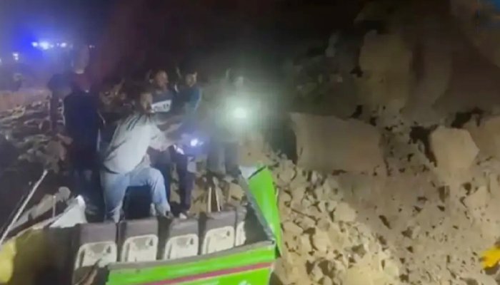 ভারতে ভূমিধসে চাপা পড়ে ১৮ বাসযাত্রীর মৃত্যু