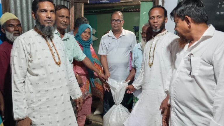 ইলিশ ধরায় বিরত থাকা টঙ্গীবাড়ীর জেলেদের মাঝে ভিজিএফ চাল বিতরণ