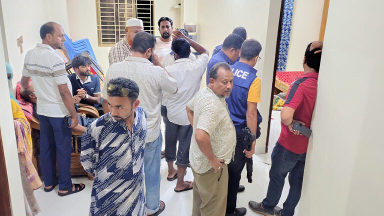 লক্ষ্মীপুরে মা-মেয়েকে গলা কেটে হত্যার ঘটনায় এক যুবক আটক