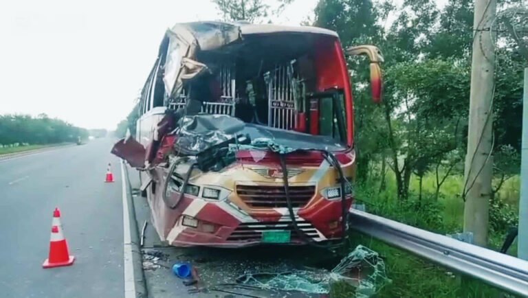 এক্সপ্রেসওয়েতে বাস ও কাভার্ড ভ্যানের সংঘর্ষে নিহত ১, আহত ১০