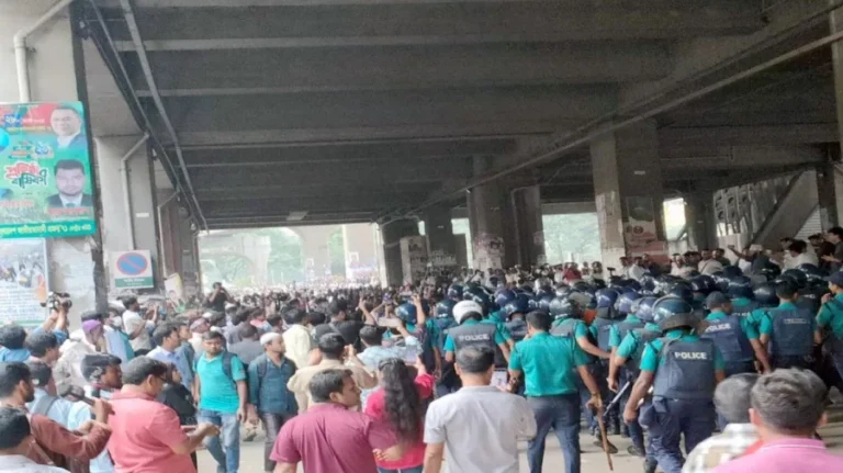 আন্দোলনরত শিক্ষকদের হটাতে সাউন্ড গ্রেনেড নিক্ষেপ