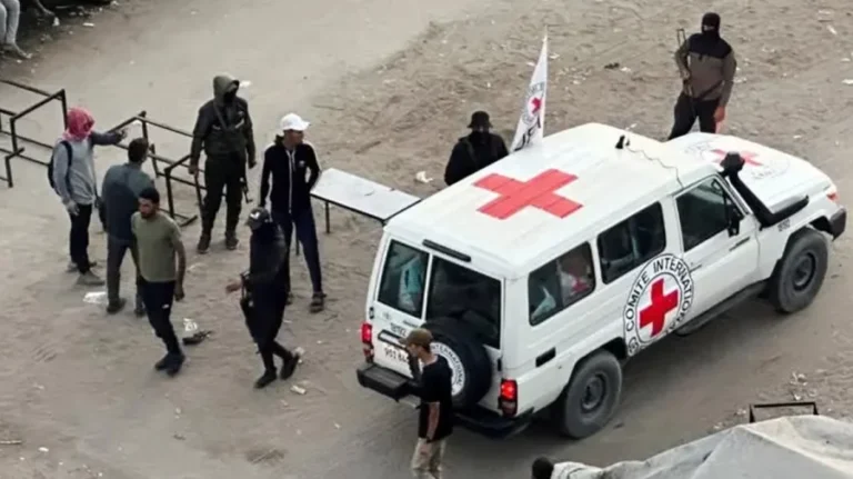 গাজায় ইসরায়েলি জিম্মিদের মুক্তি শুরু, প্রথম দফায় ৭ জনকে হস্তান্তর