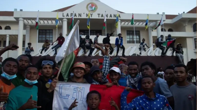 জেন-জি বিক্ষোভের মুখে দেশ ছাড়লেন মাদাগাস্কারের প্রেসিডেন্ট রাজোয়েলিনা
