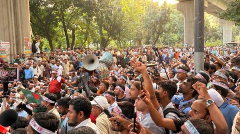 সচিবালয়মুখী শিক্ষকদের পদযাত্রা হাইকোর্টের সামনে আটকে দিল পুলিশ