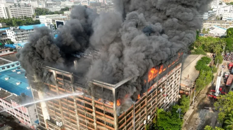 চট্টগ্রাম ইপিজেড-এর কারখানায় আগুন নিয়ন্ত্রণে যোগ দিয়েছে সেনাবাহিনী ও নৌবাহিনী