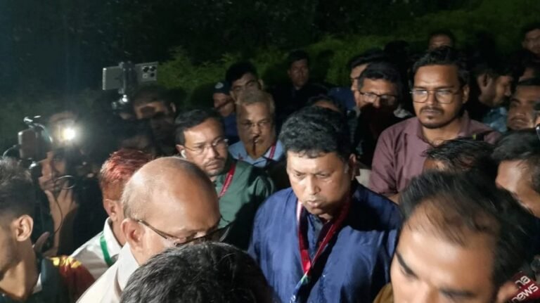 চট্টগ্রাম বিশ্ববিদ্যালয়ে উপ-উপাচার্য অবরুদ্ধ, আড়াই ঘণ্টা পর মুক্ত