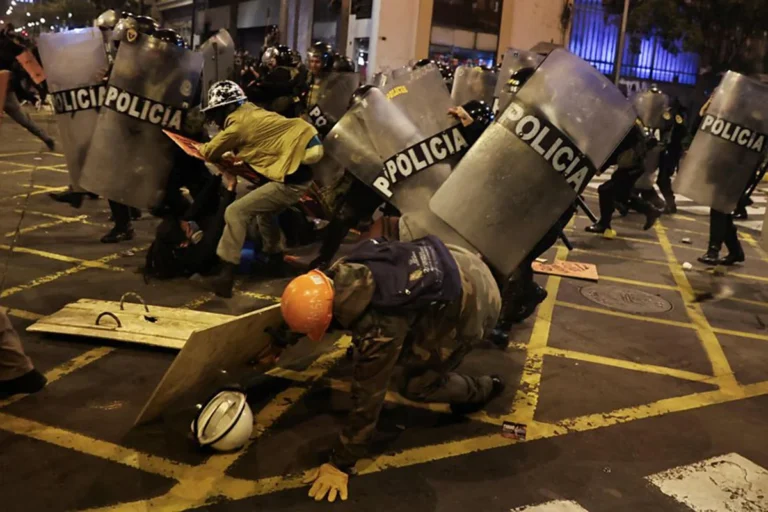 পেরুতে জেন-জি বিক্ষোভে উত্তাল, সংঘর্ষে নিহত ১
