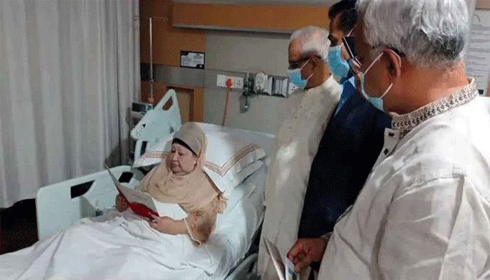 জুলাই সনদ স্বাক্ষরের আমন্ত্রণ জানাতে হাসপাতালে খালেদা জিয়ার সঙ্গে ঐকমত্য কমিশনের সাক্ষাৎ