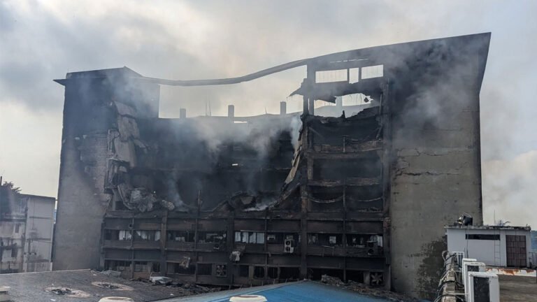 সিইপিজেডের কারখানায় লাগা আগুন নিয়ন্ত্রণে, নির্বাপণে কাজ করছে ১৭ ইউনিট