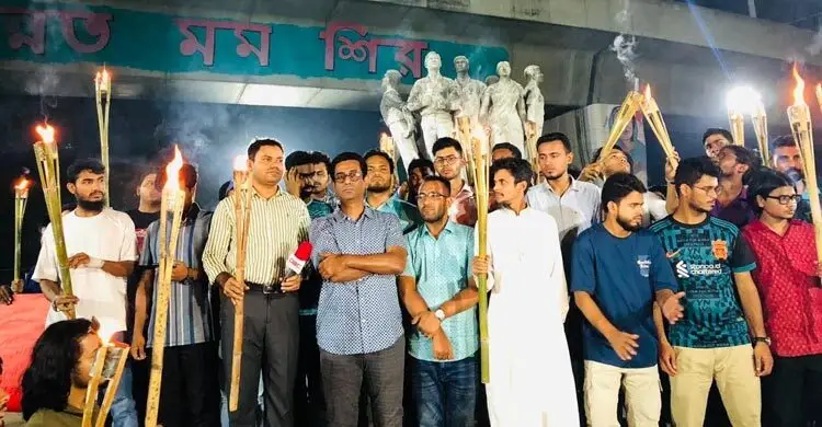 তিস্তা মহাপরিকল্পনা বাস্তবায়নে উত্তরবঙ্গের সঙ্গে সংহতি জানিয়ে ঢাবি শিক্ষার্থীদের মশাল মিছিল