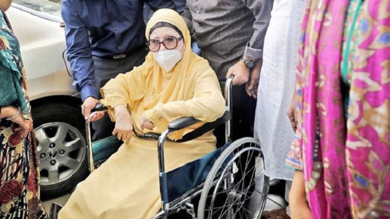 চিকিৎসা শেষে হাসপাতাল থেকে বাসায় ফিরলেন খালেদা জিয়া