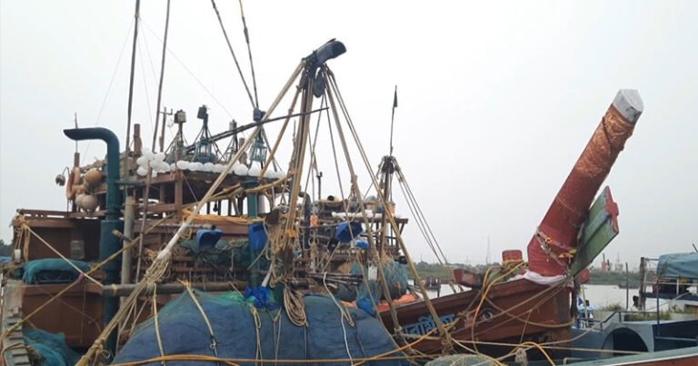 অবৈধভাবে অনুপ্রবেশ করে মাছ শিকার: ১৪ ভারতীয় জেলেসহ ট্রলার আটক