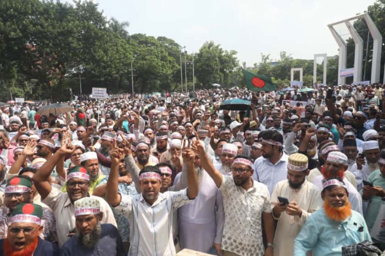 মূল বেতনের ৫% বা সর্বনিম্ন ২ হাজার টাকা করল সরকার, প্রত্যাখ্যান করে আন্দোলন চালিয়ে যাওয়ার ঘোষণা