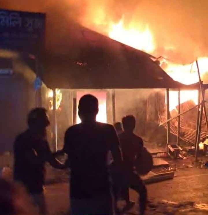 ফরিদপুরের বোয়ালমারীতে ভয়াবহ অগ্নিকাণ্ড, পুড়ে ছাই ২০ দোকান