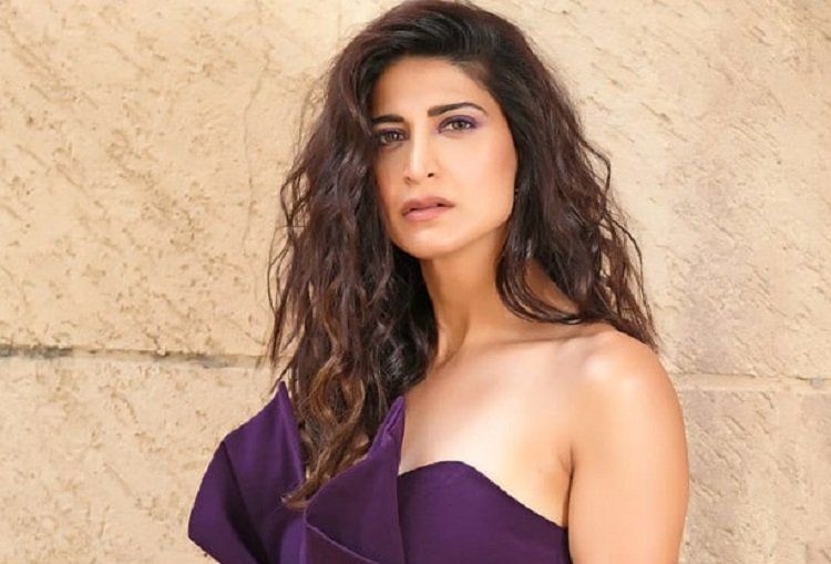 হুমকির মুখে অভিনেত্রী আহনা কুমরা