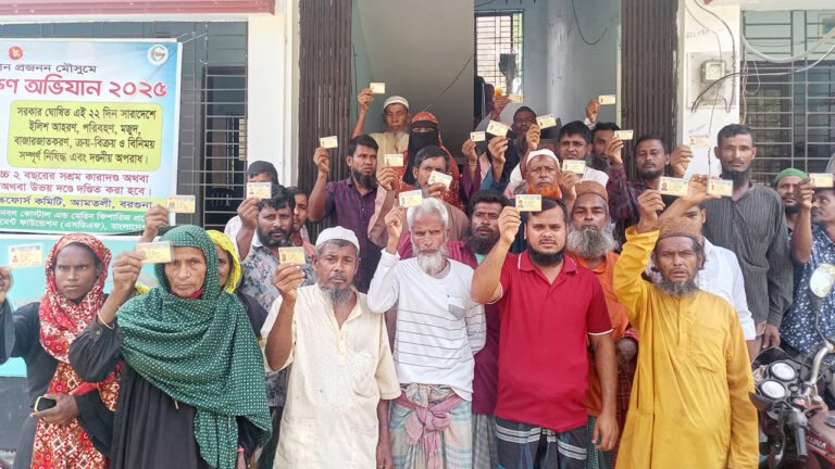 নিষেধাজ্ঞার চাল না পেয়ে জেলেদের বিক্ষোভ, তদন্ত কমিটি গঠন