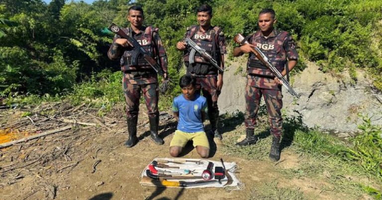 টেকনাফে ‘বজ্র অভিযান’: মানব পাচারকারীদের আস্তানা ধ্বংস, ৬ জিম্মি উদ্ধার